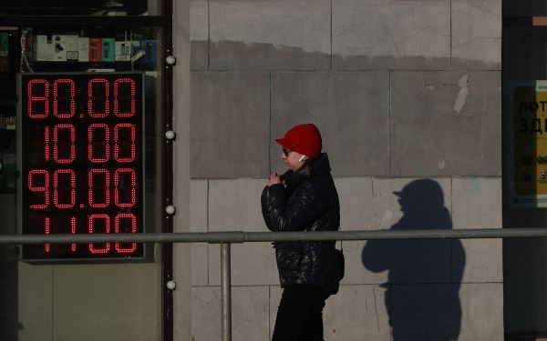Официальный курс доллара США снизился более чем на  ₽1