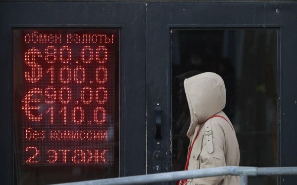 Курс доллара упал ниже ₽104 впервые с конца ноября