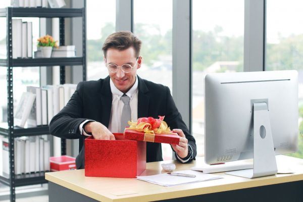 Стоимость подарка от работодателя не влияет на детский НДФЛ-вычет