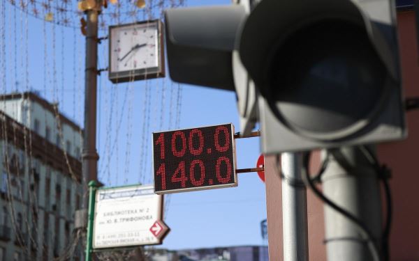 ЦБ опустил официальный курс доллара ниже ₽102