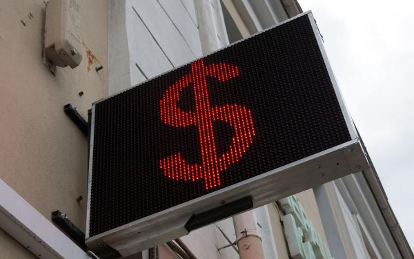 ЦБ вновь поднял официальный курс доллара выше ₽100